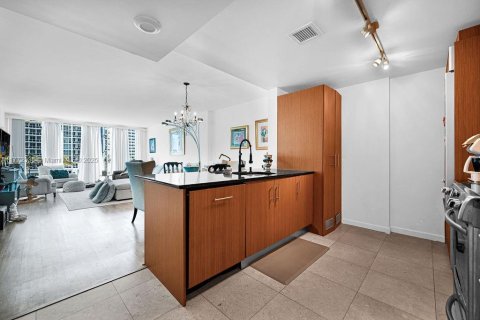 Condo in Bal Harbour, Florida, 1 bedroom  № 1737594 - photo 11