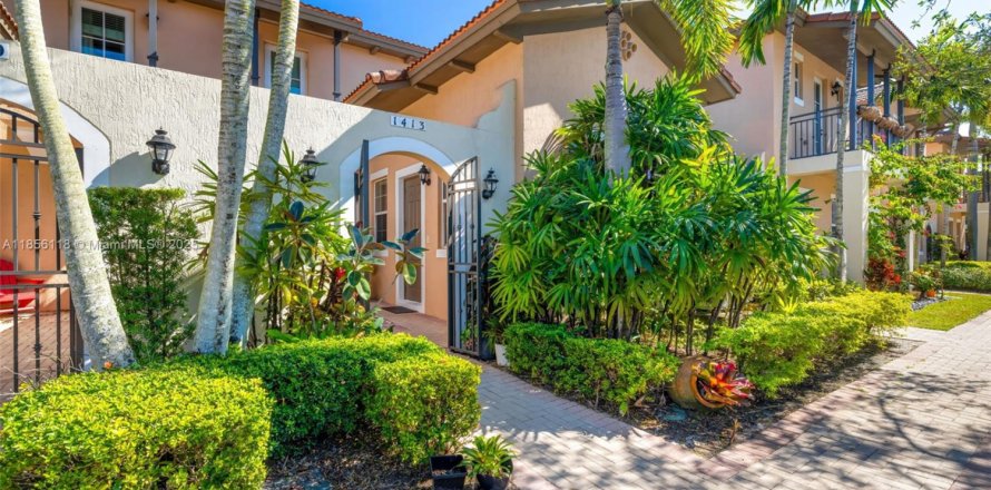 Townhouse in Pembroke Pines, Florida 3 bedrooms, 215.44 sq.m. № 1880099