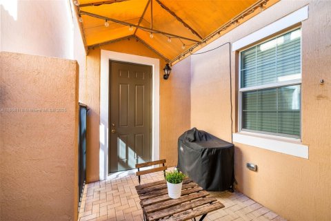 Townhouse in Pembroke Pines, Florida 3 bedrooms, 215.44 sq.m. № 1880099 - photo 10