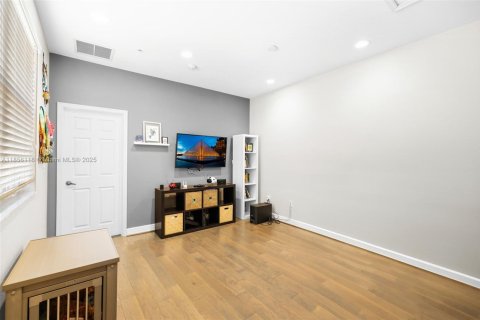 Townhouse in Pembroke Pines, Florida 3 bedrooms, 215.44 sq.m. № 1880099 - photo 16