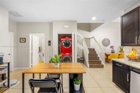 Townhouse in Pembroke Pines, Florida 3 bedrooms, 215.44 sq.m. № 1880099 - photo 8