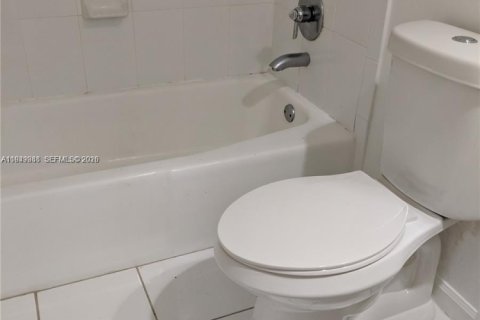 Condominio en alquiler en Hollywood, Florida, 1 dormitorio, 84.17 m2 № 2006445 - foto 21