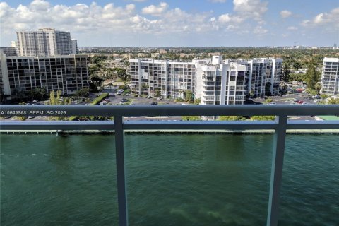 Condominio en alquiler en Hollywood, Florida, 1 dormitorio, 84.17 m2 № 2006445 - foto 4