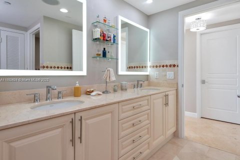 Condo in Lauderdale-by-the-Sea, Florida, 4 bedrooms  № 2012227 - photo 10