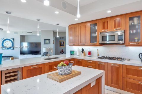 Condo in Lauderdale-by-the-Sea, Florida, 4 bedrooms  № 2012227 - photo 17