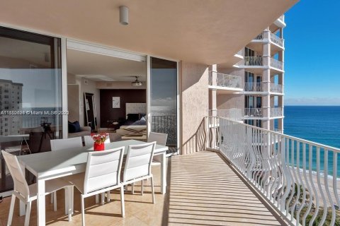 Condo in Lauderdale-by-the-Sea, Florida, 4 bedrooms  № 2012227 - photo 14