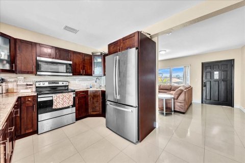 Villa ou maison à vendre à North Miami, Floride: 3 chambres, 129.6 m2 № 1952190 - photo 15
