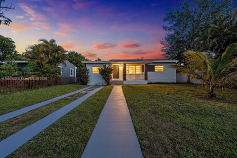 Villa ou maison à vendre à North Miami, Floride: 3 chambres, 129.6 m2 № 1952190 - photo 1