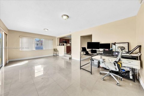Villa ou maison à vendre à North Miami, Floride: 3 chambres, 129.6 m2 № 1952190 - photo 25