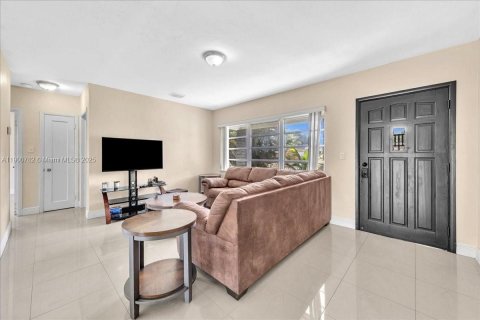 Villa ou maison à vendre à North Miami, Floride: 3 chambres, 129.6 m2 № 1952190 - photo 4