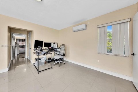 Villa ou maison à vendre à North Miami, Floride: 3 chambres, 129.6 m2 № 1952190 - photo 24