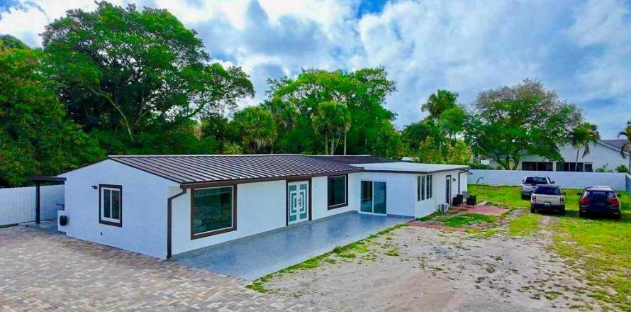 House in West Palm Beach, Florida 4 bedrooms, 166.48 sq.m. № 2177152