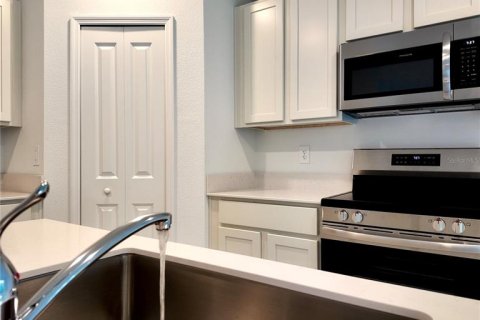 Casa en alquiler en Kissimmee, Florida, 4 dormitorios, 169.45 m2 № 1906779 - foto 4