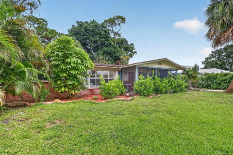 House in Stuart, Florida 3 bedrooms, 113.71 sq.m. № 2254675 - photo 2