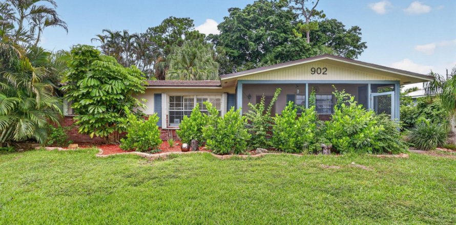 House in Stuart, Florida 3 bedrooms, 113.71 sq.m. № 2254675