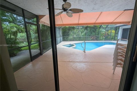 House in Coral Springs, Florida 4 bedrooms, 210.14 sq.m. № 1989512 - photo 25