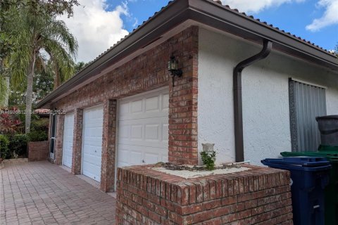 House in Coral Springs, Florida 4 bedrooms, 210.14 sq.m. № 1989512 - photo 18