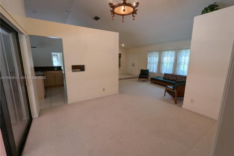 House in Coral Springs, Florida 4 bedrooms, 210.14 sq.m. № 1989512 - photo 21