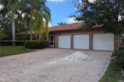 House in Coral Springs, Florida 4 bedrooms, 210.14 sq.m. № 1989512 - photo 1