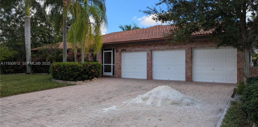 House in Coral Springs, Florida 4 bedrooms, 210.14 sq.m. № 1989512