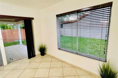 Villa ou maison à louer à Hialeah, Floride: 4 chambres, 215.53 m2 № 1928463 - photo 7