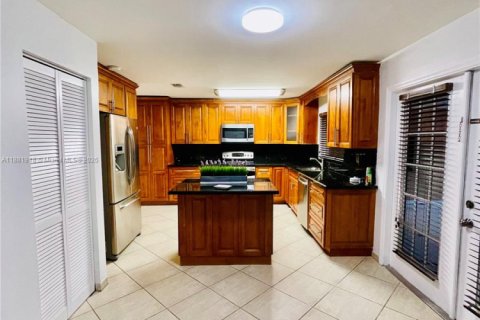 Villa ou maison à louer à Hialeah, Floride: 4 chambres, 215.53 m2 № 1928463 - photo 2
