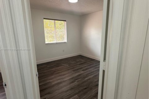 Villa ou maison à louer à Hialeah, Floride: 4 chambres, 215.53 m2 № 1928463 - photo 23