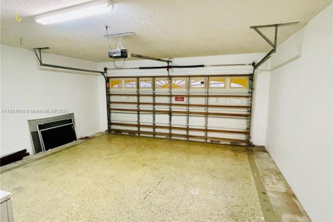 Villa ou maison à louer à Hialeah, Floride: 4 chambres, 215.53 m2 № 1928463 - photo 12