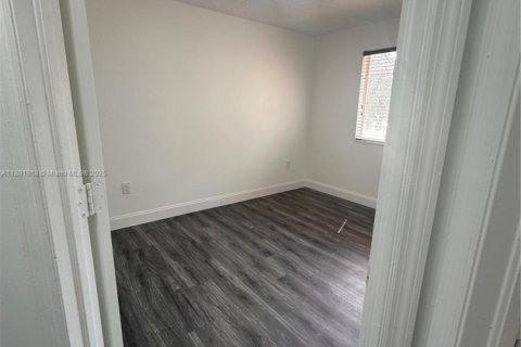 Villa ou maison à louer à Hialeah, Floride: 4 chambres, 215.53 m2 № 1928463 - photo 19