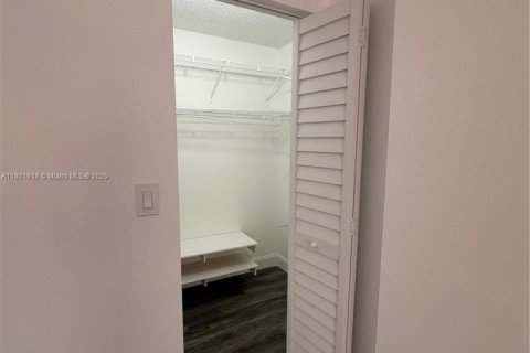 Villa ou maison à louer à Hialeah, Floride: 4 chambres, 215.53 m2 № 1928463 - photo 21