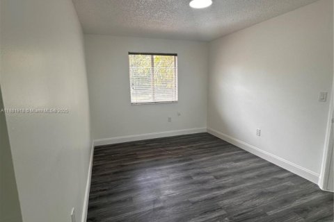 Villa ou maison à louer à Hialeah, Floride: 4 chambres, 215.53 m2 № 1928463 - photo 22