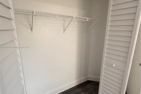 Villa ou maison à louer à Hialeah, Floride: 4 chambres, 215.53 m2 № 1928463 - photo 25