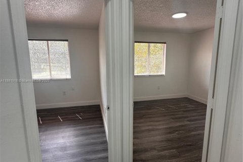 Villa ou maison à louer à Hialeah, Floride: 4 chambres, 215.53 m2 № 1928463 - photo 18