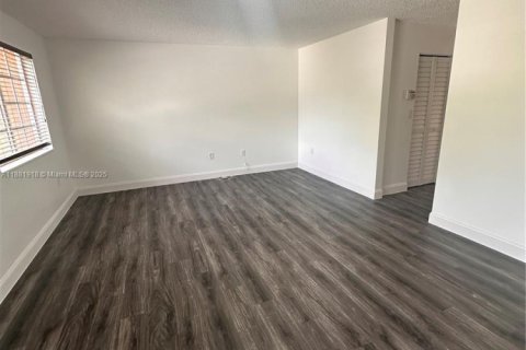 Villa ou maison à louer à Hialeah, Floride: 4 chambres, 215.53 m2 № 1928463 - photo 30