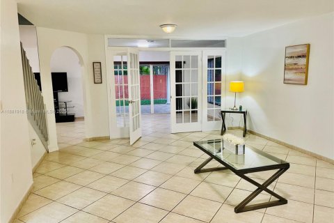 Villa ou maison à louer à Hialeah, Floride: 4 chambres, 215.53 m2 № 1928463 - photo 5