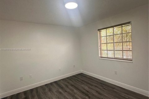 Villa ou maison à louer à Hialeah, Floride: 4 chambres, 215.53 m2 № 1928463 - photo 29