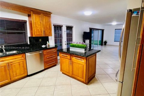 Villa ou maison à louer à Hialeah, Floride: 4 chambres, 215.53 m2 № 1928463 - photo 3