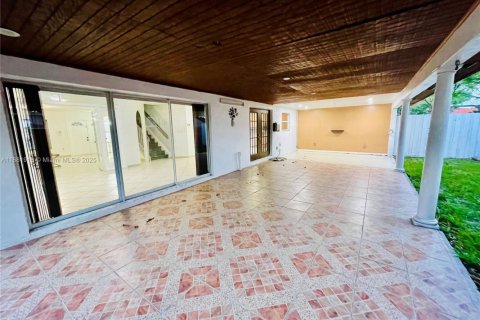 Villa ou maison à louer à Hialeah, Floride: 4 chambres, 215.53 m2 № 1928463 - photo 15