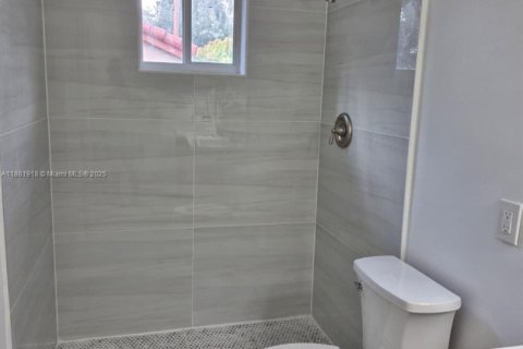 Villa ou maison à louer à Hialeah, Floride: 4 chambres, 215.53 m2 № 1928463 - photo 9