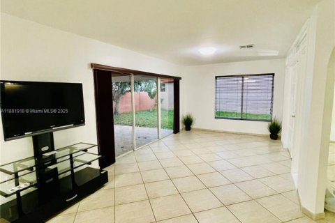 Villa ou maison à louer à Hialeah, Floride: 4 chambres, 215.53 m2 № 1928463 - photo 6