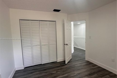 Villa ou maison à louer à Hialeah, Floride: 4 chambres, 215.53 m2 № 1928463 - photo 24