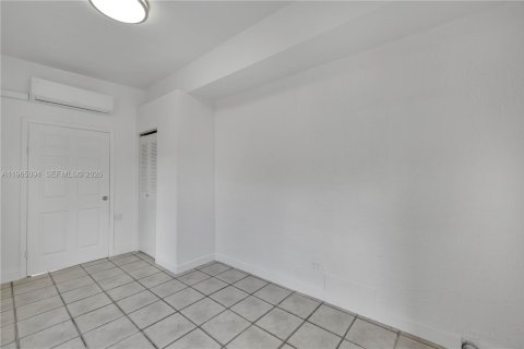 Casa en alquiler en Miami, Florida, 1 dormitorio, 212 m2 № 2026463 - foto 6