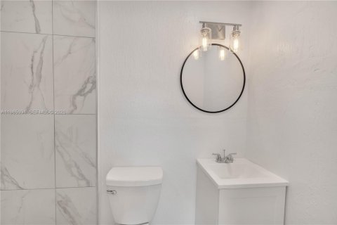 Casa en alquiler en Miami, Florida, 1 dormitorio, 212 m2 № 2026463 - foto 4