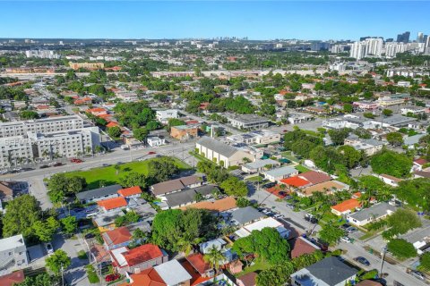 Casa en alquiler en Miami, Florida, 1 dormitorio, 212 m2 № 2026463 - foto 17