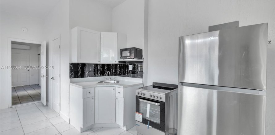 Casa en Miami, Florida 1 dormitorio, 212 m2 № 2026463