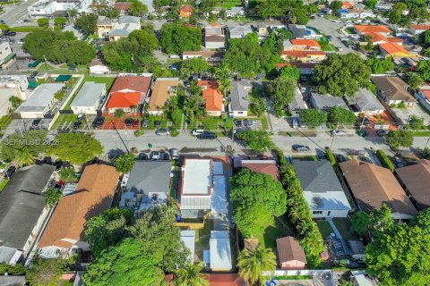 Casa en alquiler en Miami, Florida, 1 dormitorio, 212 m2 № 2026463 - foto 14