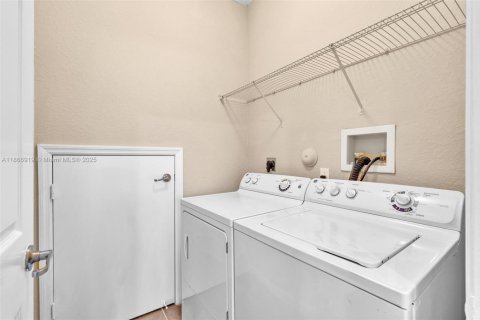 Купить таунхаус в Окленд-Парк, Флорида 3 спальни, 140.65м2, № 1898039 - фото 14