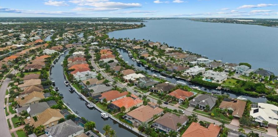 House in Bradenton, Florida 4 bedrooms, 286.6 sq.m. № 2400336