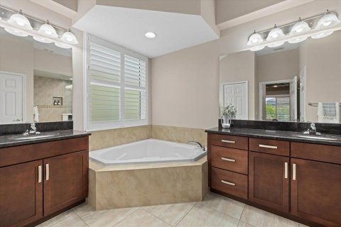 House in Bradenton, Florida 4 bedrooms, 286.6 sq.m. № 2400336 - photo 11