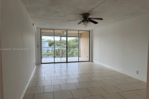 Condo in Davie, Florida, 3 bedrooms № 2001884 - photo 4
